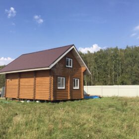 Фото дома и бани из оцилиндрованного бревна