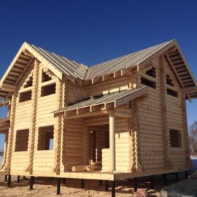 Фото дома и бани из оцилиндрованного бревна