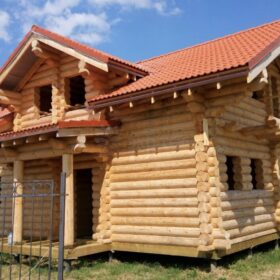 Фото дома и бани из оцилиндрованного бревна