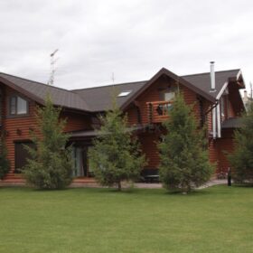 Фото дома и бани из оцилиндрованного бревна