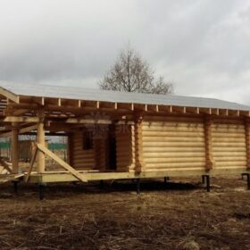 Фото дома и бани из оцилиндрованного бревна