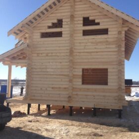 Фото дома и бани из оцилиндрованного бревна