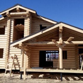 Фото дома и бани из оцилиндрованного бревна