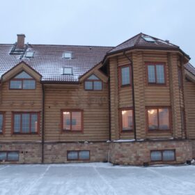 Фото дома и бани из оцилиндрованного бревна