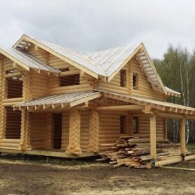 Фото дома и бани из оцилиндрованного бревна