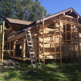 Фото дома и бани из оцилиндрованного бревна