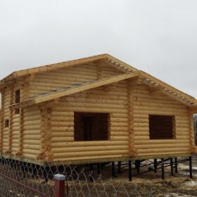 Фото дома и бани из оцилиндрованного бревна