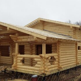 Фото дома и бани из оцилиндрованного бревна