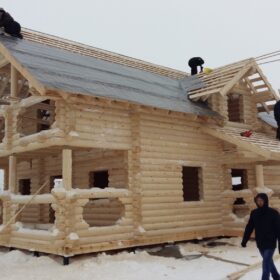 Фото дома и бани из оцилиндрованного бревна