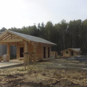 Фото дома и бани из оцилиндрованного бревна