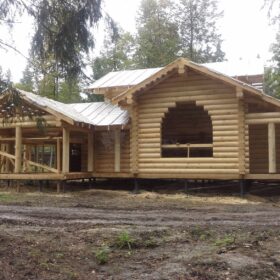 Фото дома и бани из оцилиндрованного бревна