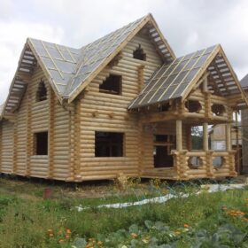 Фото дома и бани из оцилиндрованного бревна