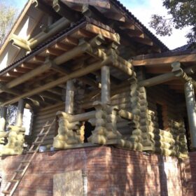 Фото дома и бани из оцилиндрованного бревна