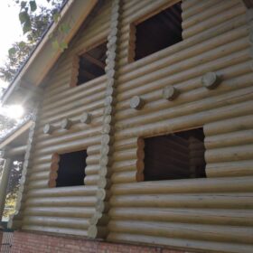 Фото дома и бани из оцилиндрованного бревна