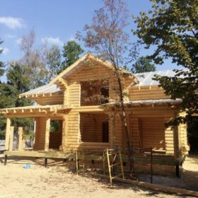 Фото дома и бани из оцилиндрованного бревна