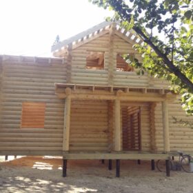 Фото дома и бани из оцилиндрованного бревна