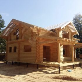 Фото дома и бани из оцилиндрованного бревна