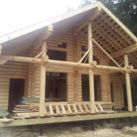 Фото дома и бани из оцилиндрованного бревна