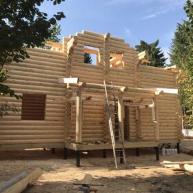 Фото дома и бани из оцилиндрованного бревна