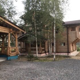 Фото дома и бани из оцилиндрованного бревна