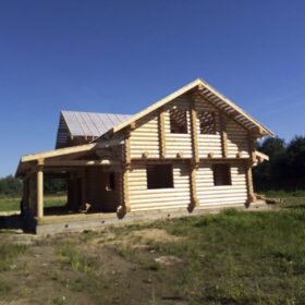 Фото дома и бани из оцилиндрованного бревна