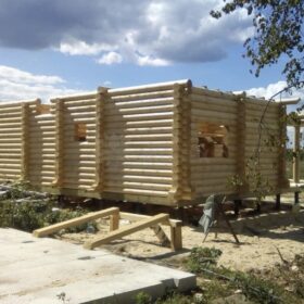 Фото дома и бани из оцилиндрованного бревна