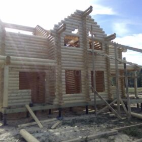 Фото дома и бани из оцилиндрованного бревна