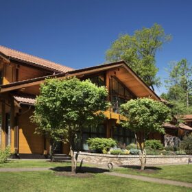 Фото дом с бассейном и спортзалом из клееного бруса