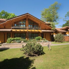 Фото дом с бассейном и спортзалом из клееного бруса