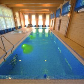 Фото дом с бассейном и спортзалом из клееного бруса