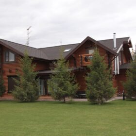 Фото дом из оцилиндрованного бревна