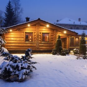 Фото домов из бревна ручной рубки