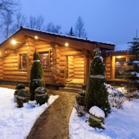 Фото домов из бревна ручной рубки