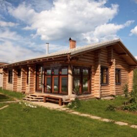 Фото домов из бревна ручной рубки