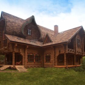 Фото домов из бревна ручной рубки