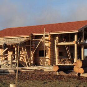 Фото домов из бревна ручной рубки