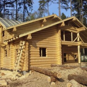 Фото домов из бревна ручной рубки