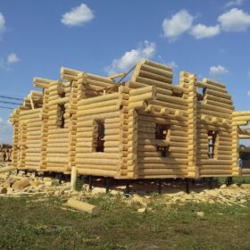Фото домов из бревна ручной рубки