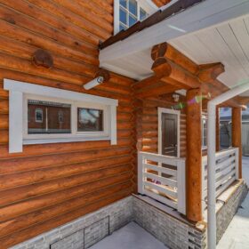 Эко-тех Фото построенный дом из оцилиндрованного бревна по проекту Калифорния