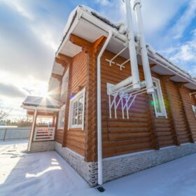 Эко-тех Фото построенный дом из оцилиндрованного бревна по проекту Калифорния