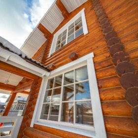 Эко-тех Фото построенный дом из оцилиндрованного бревна по проекту Калифорния